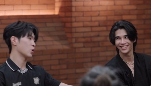 网上出现大量吐槽罗杰夫和马伯骞是“皇族”的消息