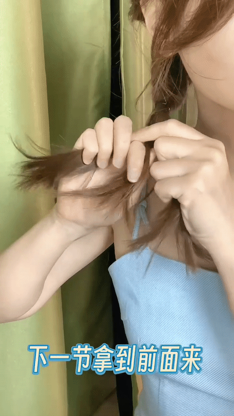 1、毛晓彤迪士尼「丝带双麻花」