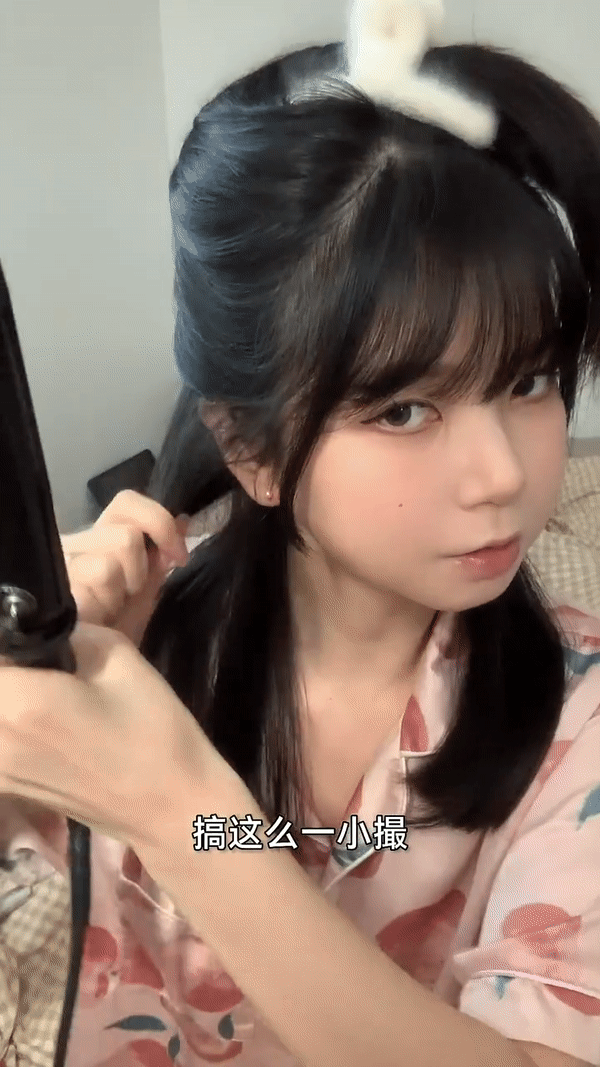 1.卷发棒把发尾卷内扣