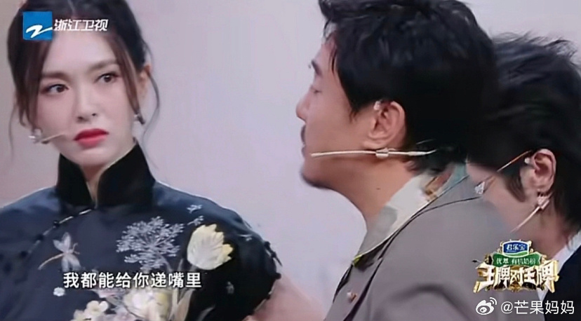 「唐嫣的眼神好像在说,我都看见是你先松手了,你怎么甩锅给晓彤,对唐嫣好感+1」