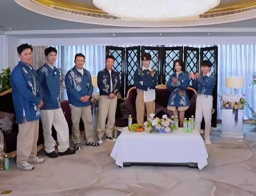 全程都抱着胳膊站在那里一动不动