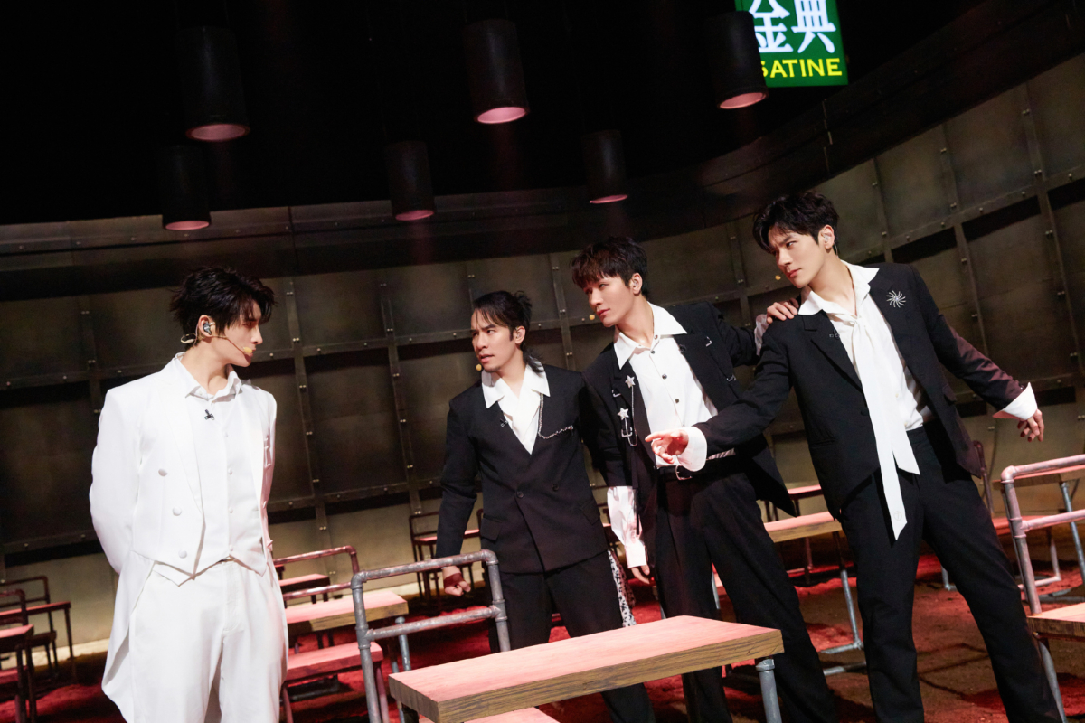 魏哲鸣、何展成排最后