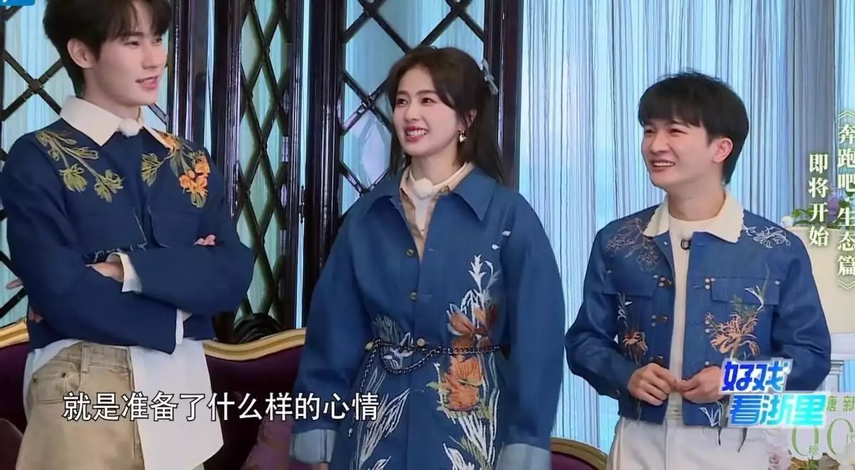 全程都抱着胳膊站在那里一动不动
