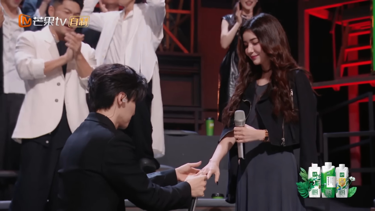 唐禹哲在《披荆斩棘3》总决赛舞台上求婚成功