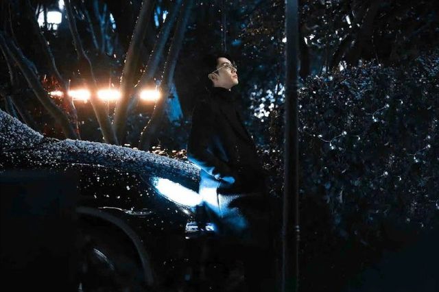 两人就凭借着绝美氛围感路透赚足了眼球。