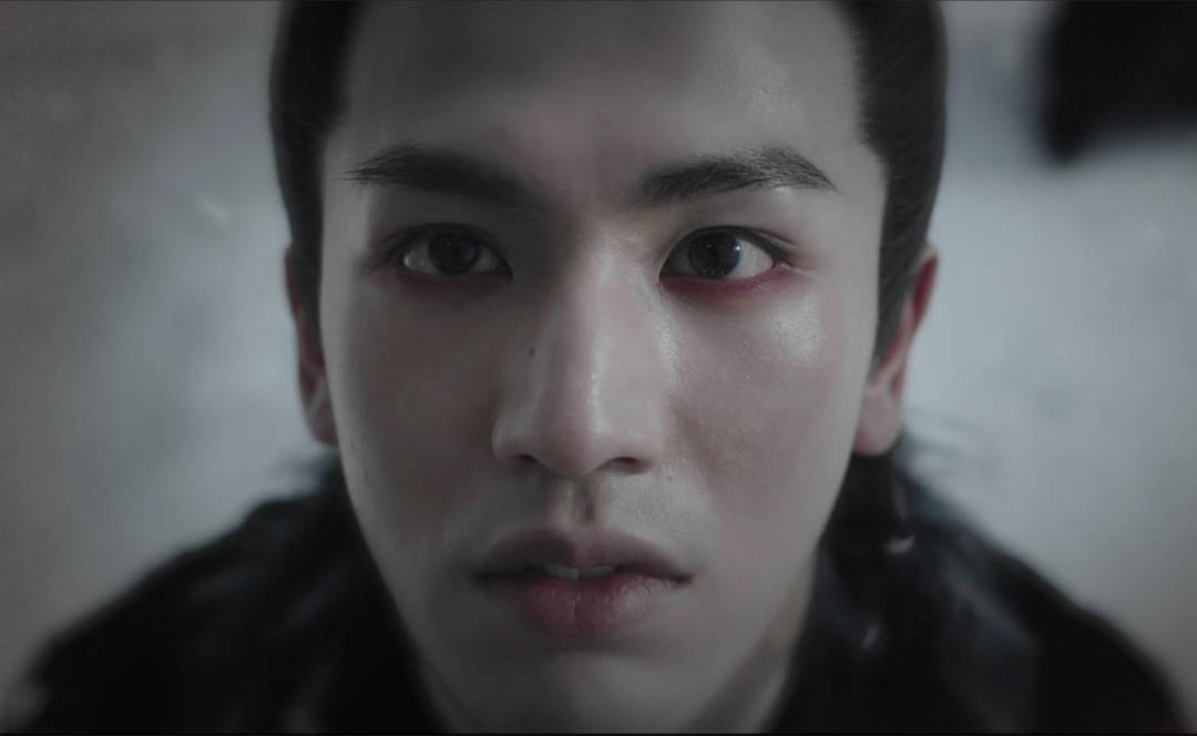 刚一开场,男主角张凌赫的造型就成了观众集体吐槽的雷区