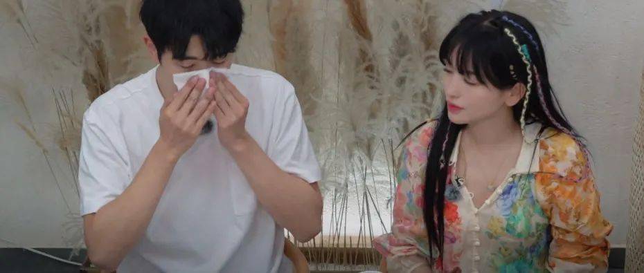 更像是一个呆呆的儿子和一个妈妈相处过程。