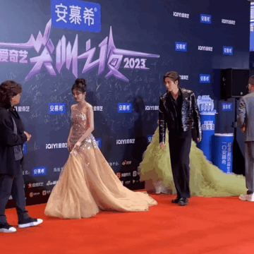 张凌赫还主动给白鹿提裙子