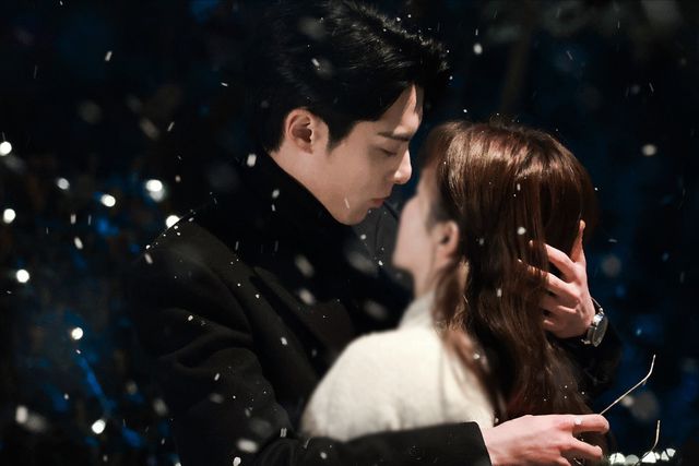 两人就凭借着绝美氛围感路透赚足了眼球。