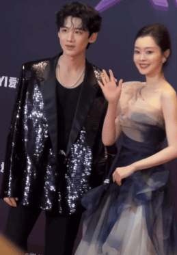 白敬亭被抓包一度忍不住想牵宋轶，手伸出來又缩回去