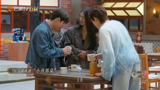 开始自己找事情干，还一起帮着洗杯子。