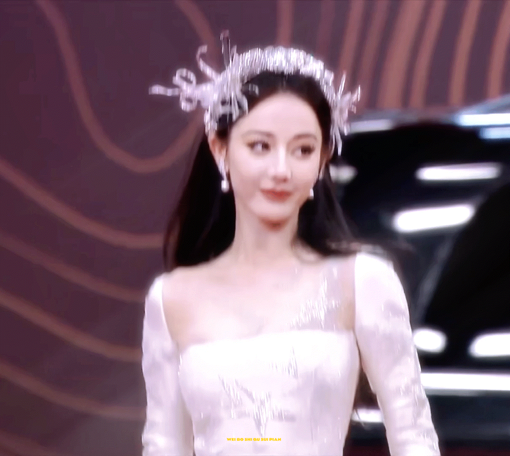 1、迪丽热巴红毯迷路