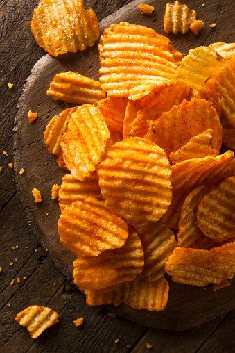 B、薯片等咸味零食