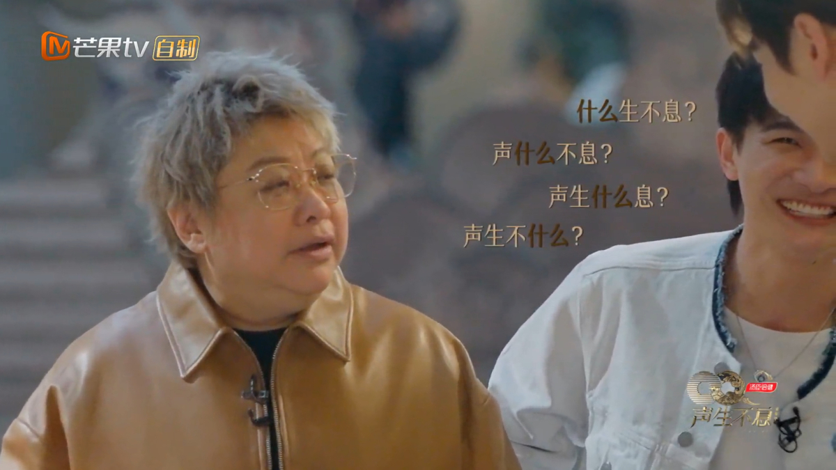 周深尴尬地想钻地缝