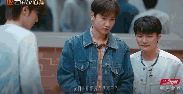 就算是一流的明星在长辈面前也只能端茶送水