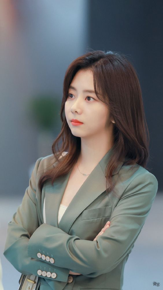 在面试时展现自信大方，语速适中，目光自然地与面试官对视