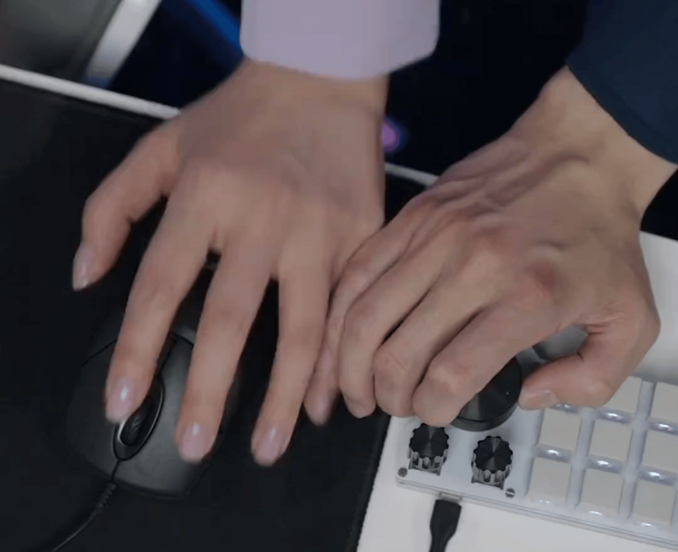 两人开始毫不顾忌“秀恩爱”