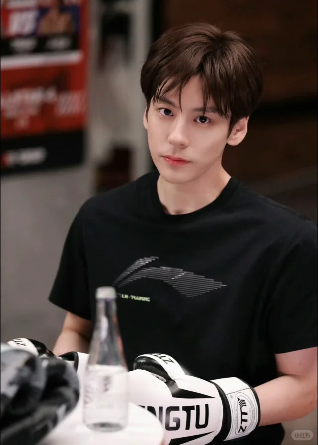 魏哲鸣在剧中饰演大学美术老师「高玄」