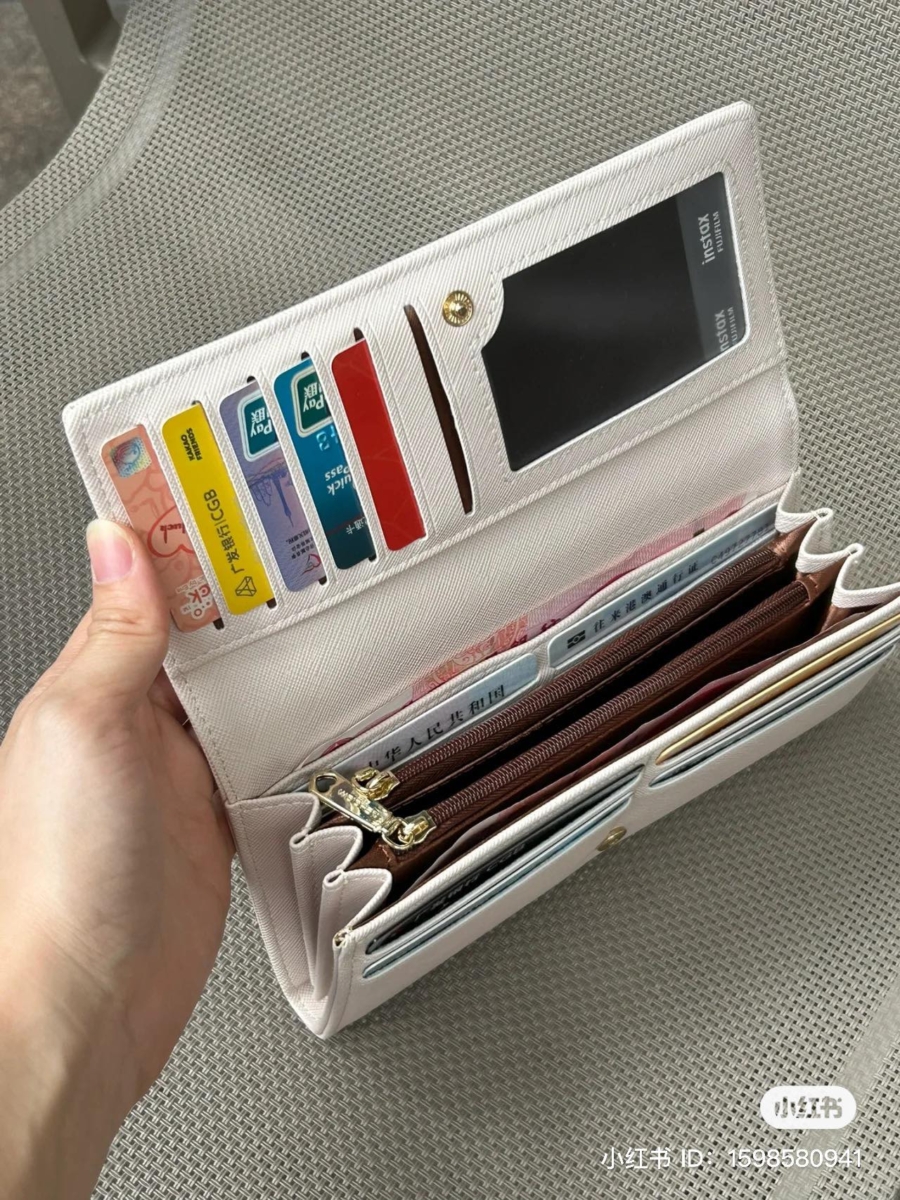长钱包展现富裕形象