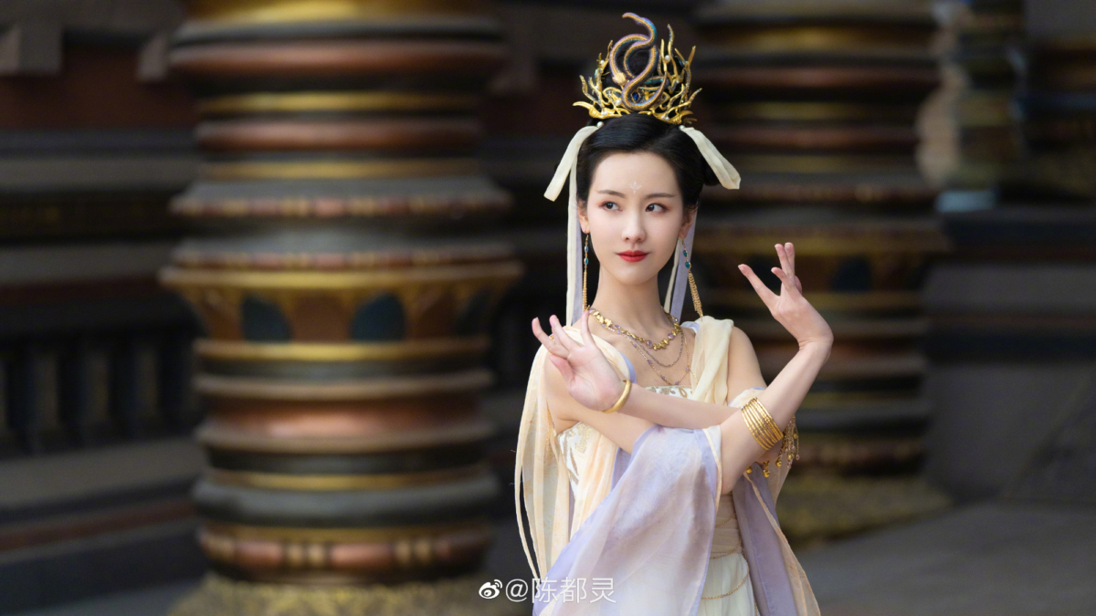 去年终于靠配角出圈