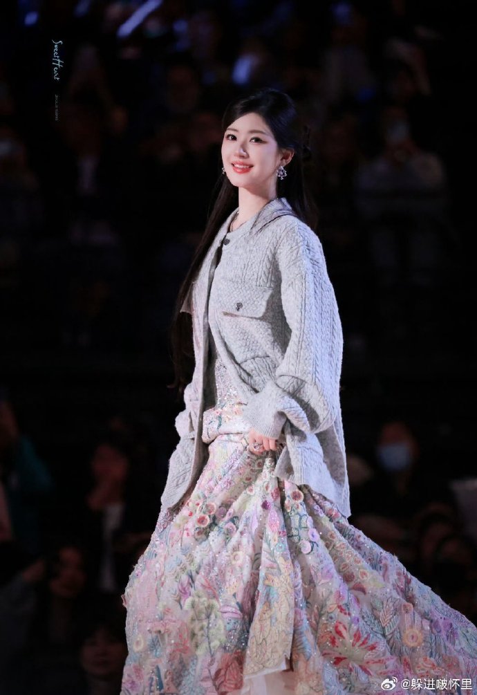 6、赵露思领奖“忘脱毛衣”