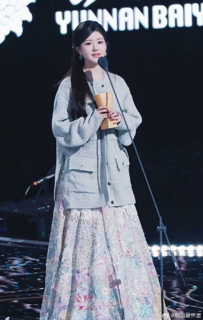 6、赵露思领奖“忘脱毛衣”