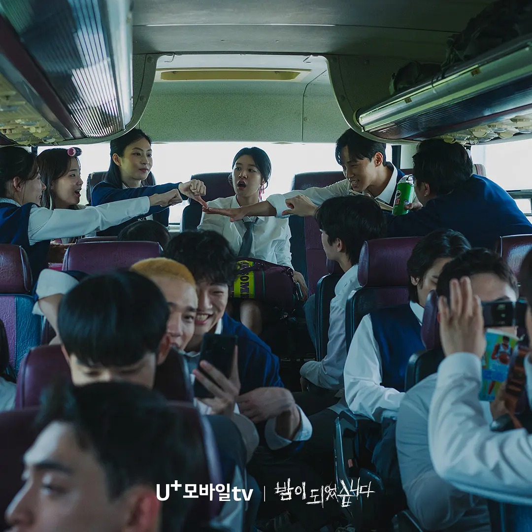 一班高中生在修学旅行期间被强制性参与致命游戏