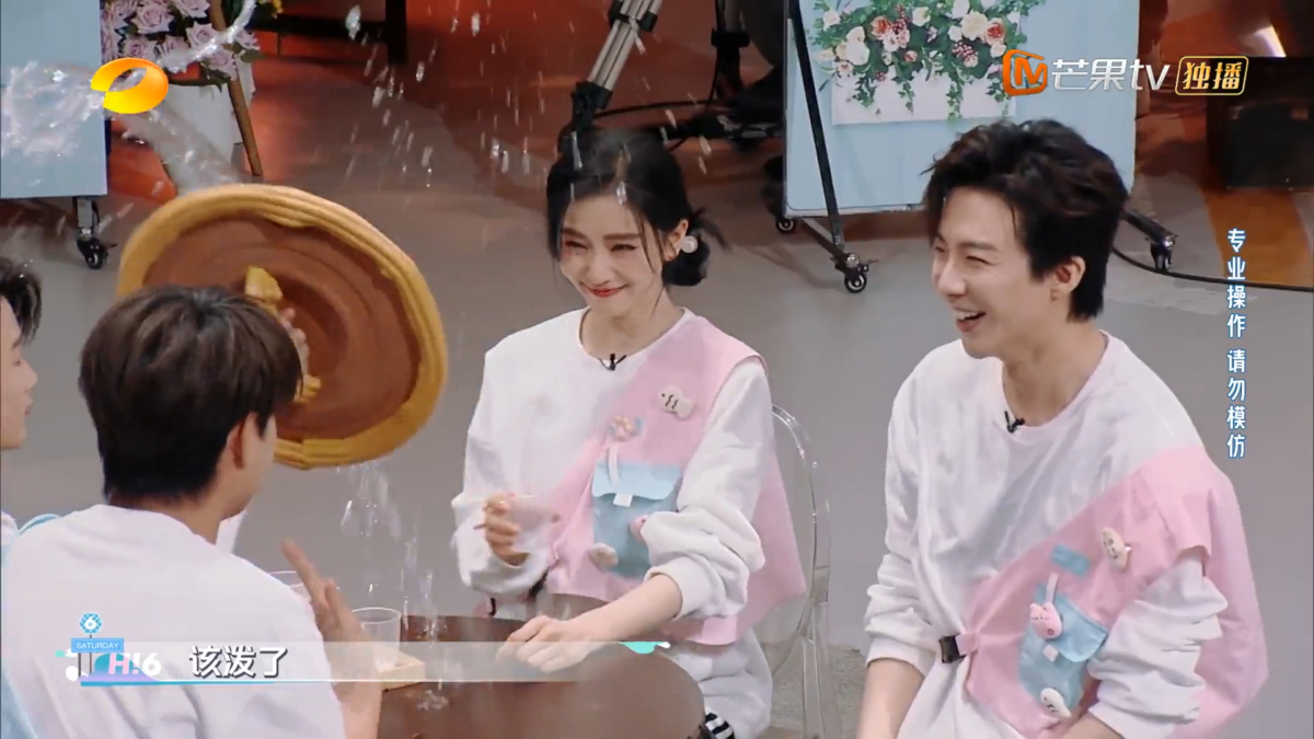 秦霄贤甚至主动提醒刘诗诗“可以泼了”