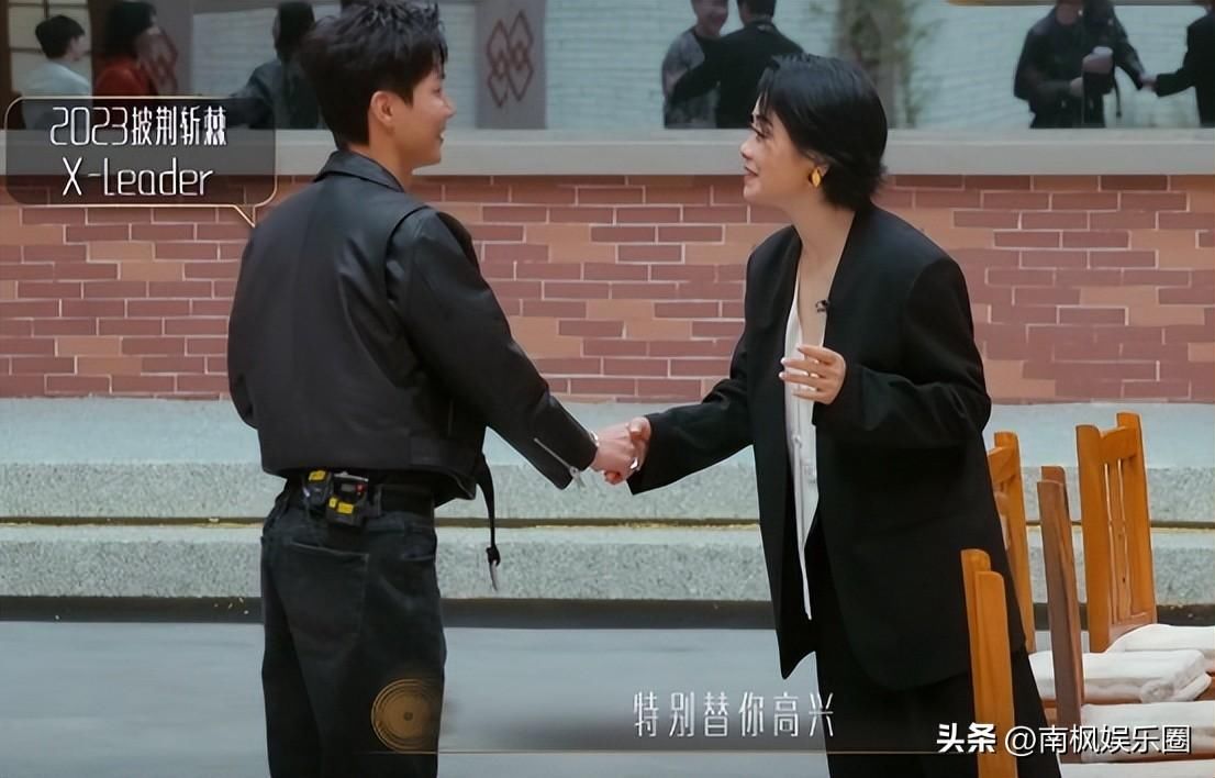 却都没有架⼦,和年轻⼈能打成⼀⽚