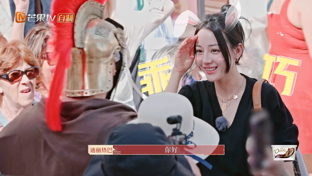 迪丽热巴像一只受惊吓的小白兔