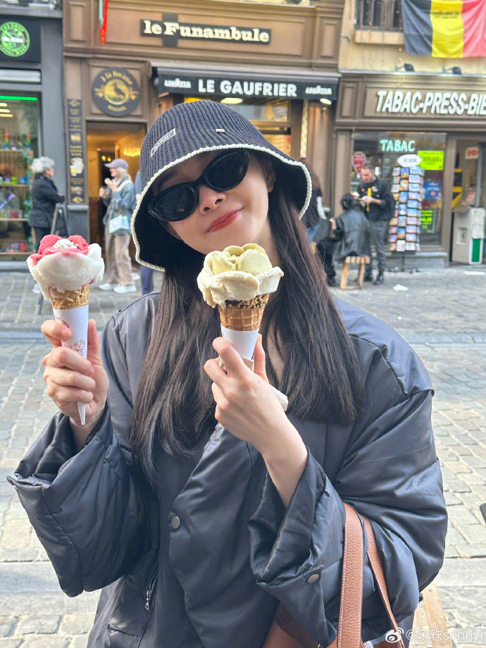 宋轶近日在微博上传多张旅游时所拍摄的照片