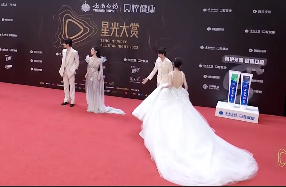 2、吴宣依红毯“出走”，拒和孟美岐同框