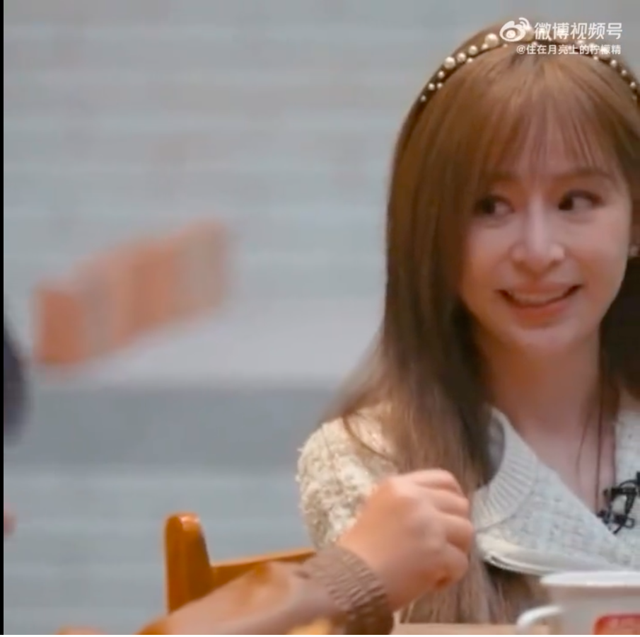 感觉心凌像学生和班主任坐一起吃饭的感觉,隔着屏幕都能感受到她的紧张!谁来救救王心凌啊