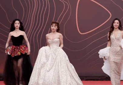 3、红毯摔倒还流鼻血