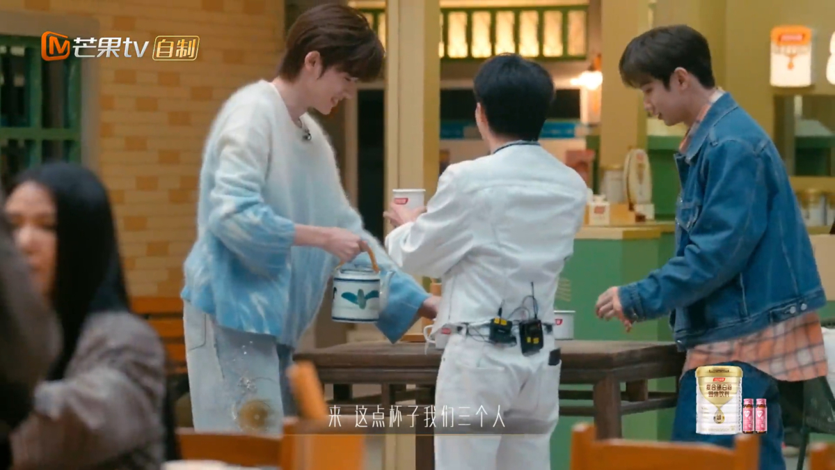 三个人围在一团洗杯子