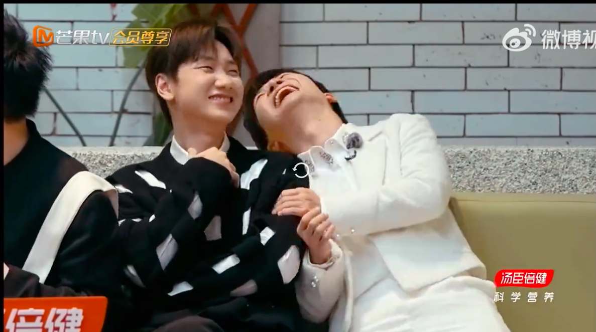 两人还化身为“专业陪笑”