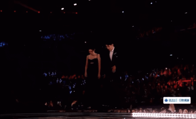 4、孟子义踩空台阶摔跤