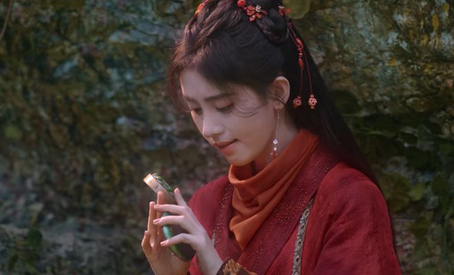 鞠婧祎的手指头上还做了美甲