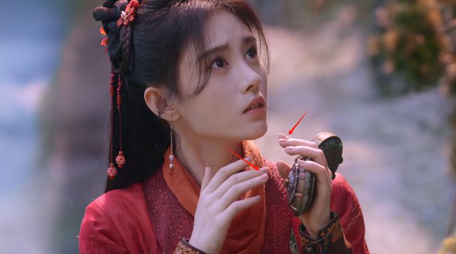 鞠婧祎的手指头上还做了美甲