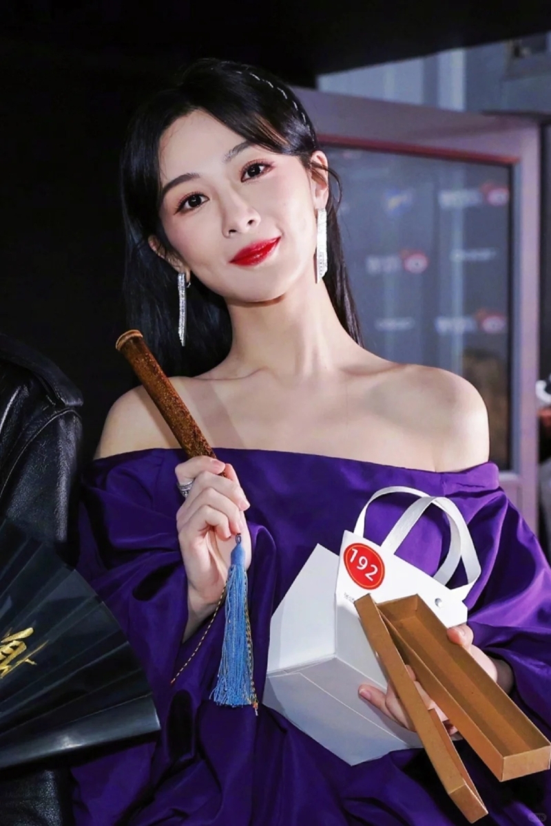 张颂文的手工品被杨紫抽中了