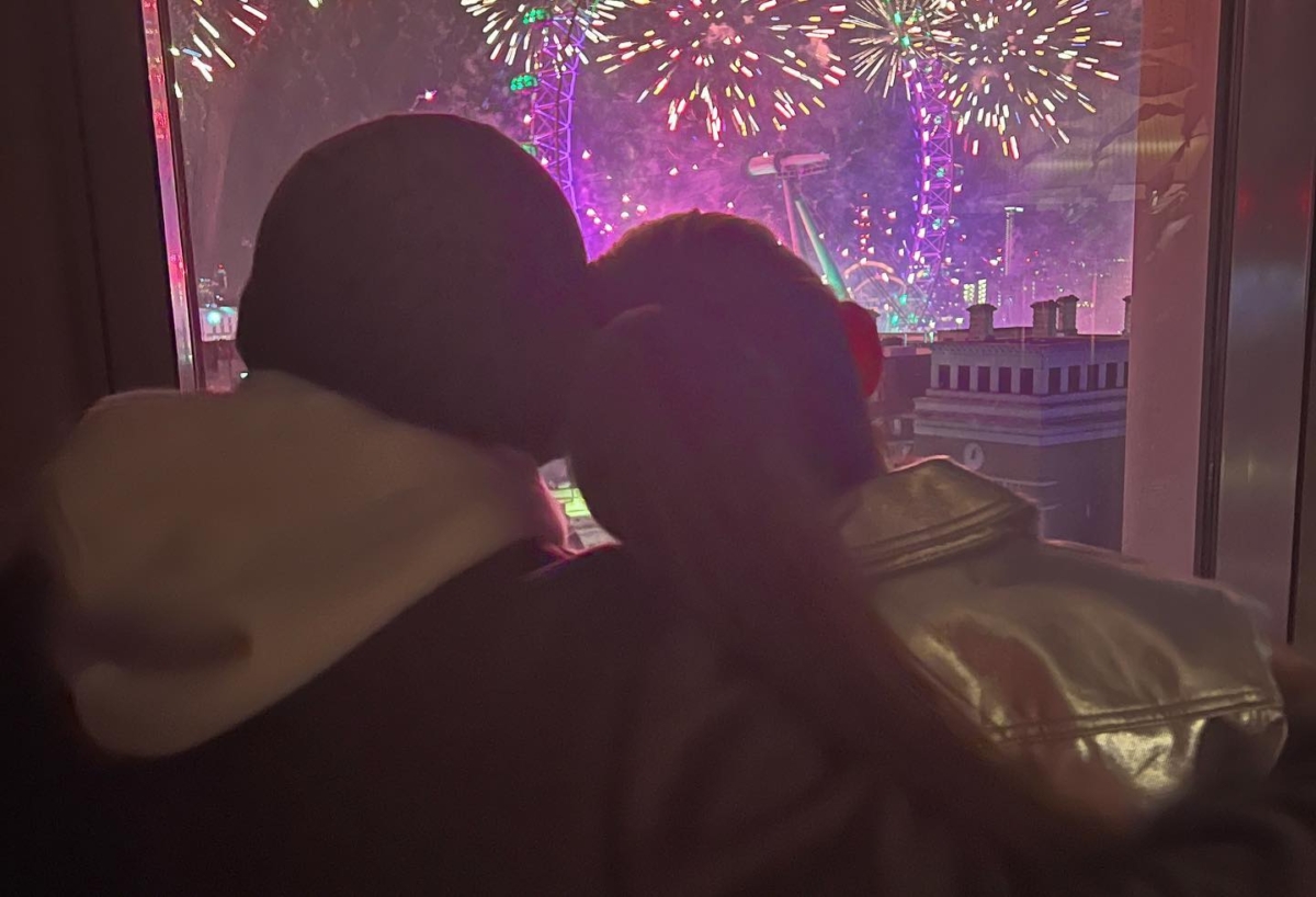 周杰伦和昆凌一家五口在英国跨年