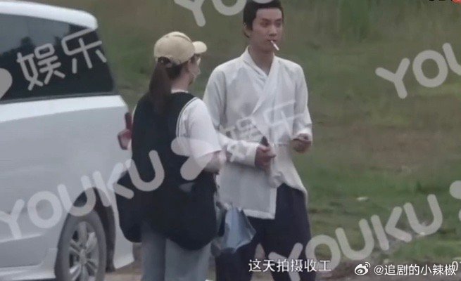 王子奇片场吸烟被拍到