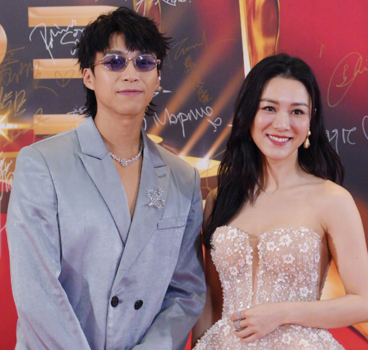 《新闻女王》一众演员惺惺相惜