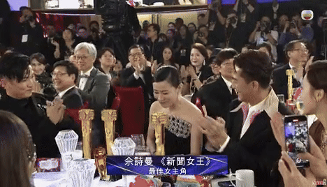 佘诗曼获奖,同剧的女演员们一个比一个高兴