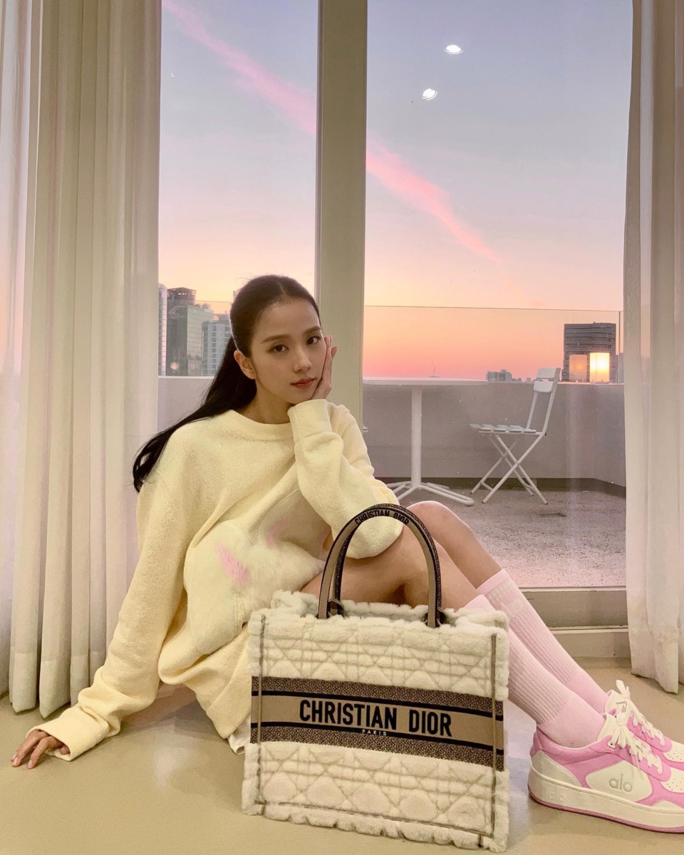 招募和 Jisoo 共事的工作人员