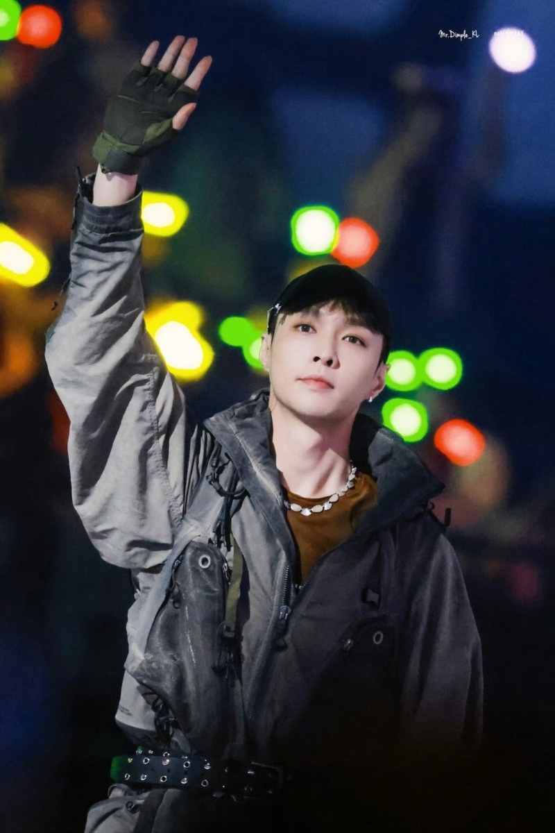 现场一片绿海，张艺兴紫色应援寥寥无几