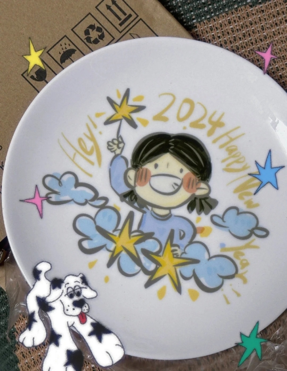 陈哲远收到徐若晗送的手绘盘子