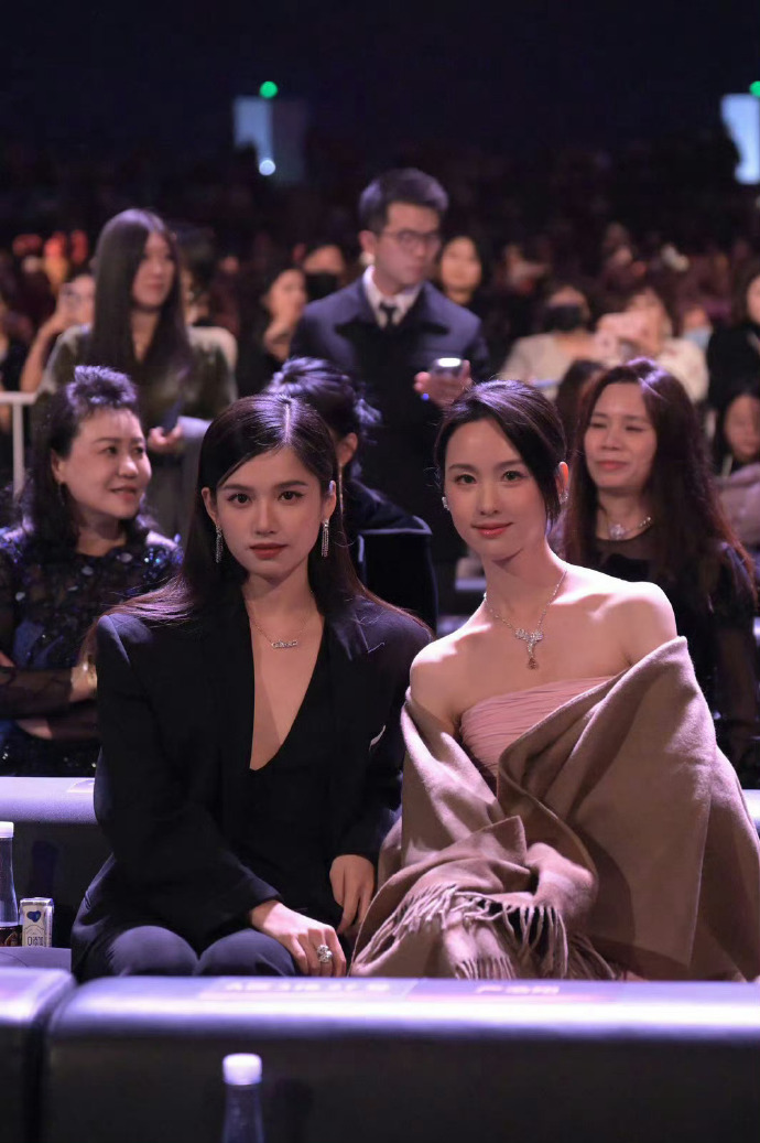 陈都灵 & 张婧仪