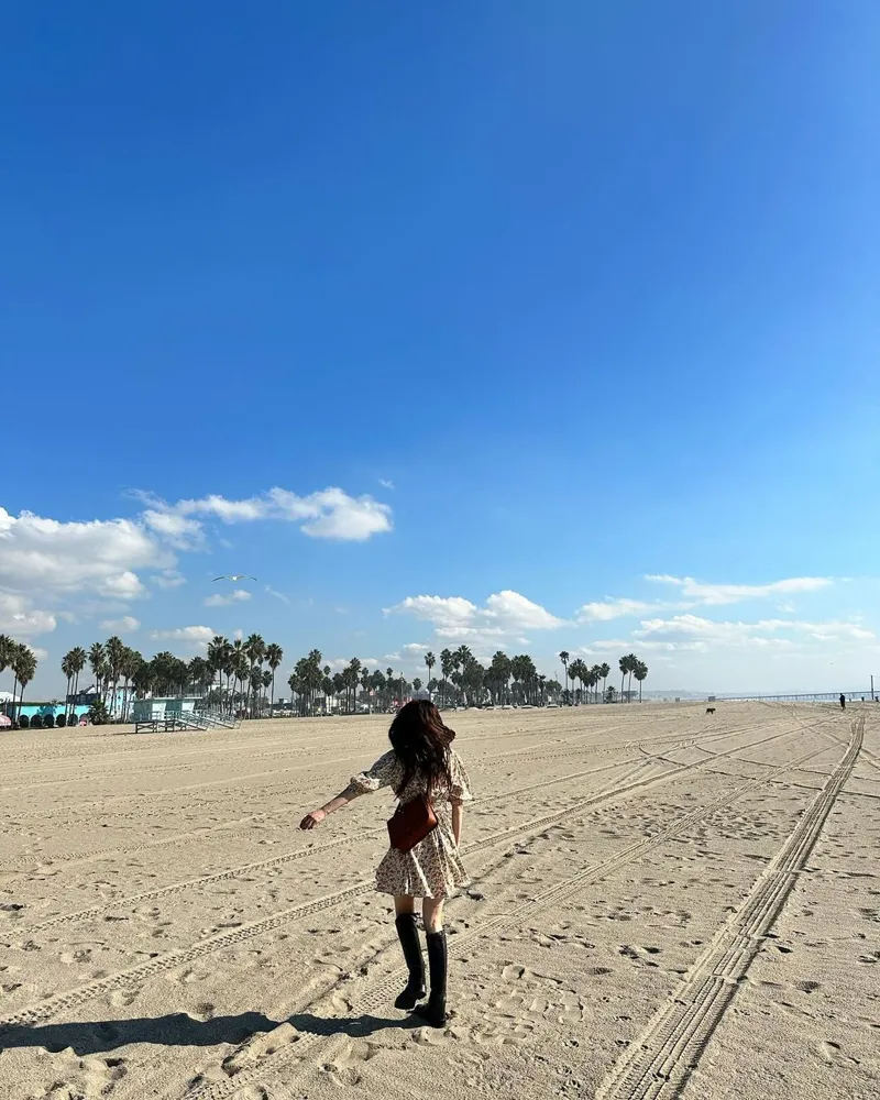 曾发过同套洋装的海滩背影照，场景也似乎是同一个地方。