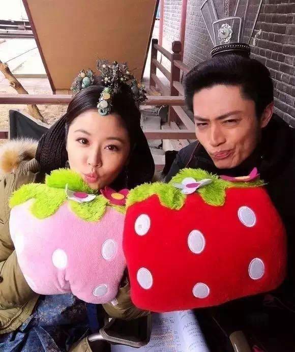 但在戏外却是一起打闹的关系～